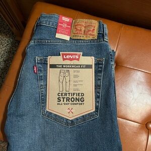 Levi’s Workwear fit, size 33/32
NWT